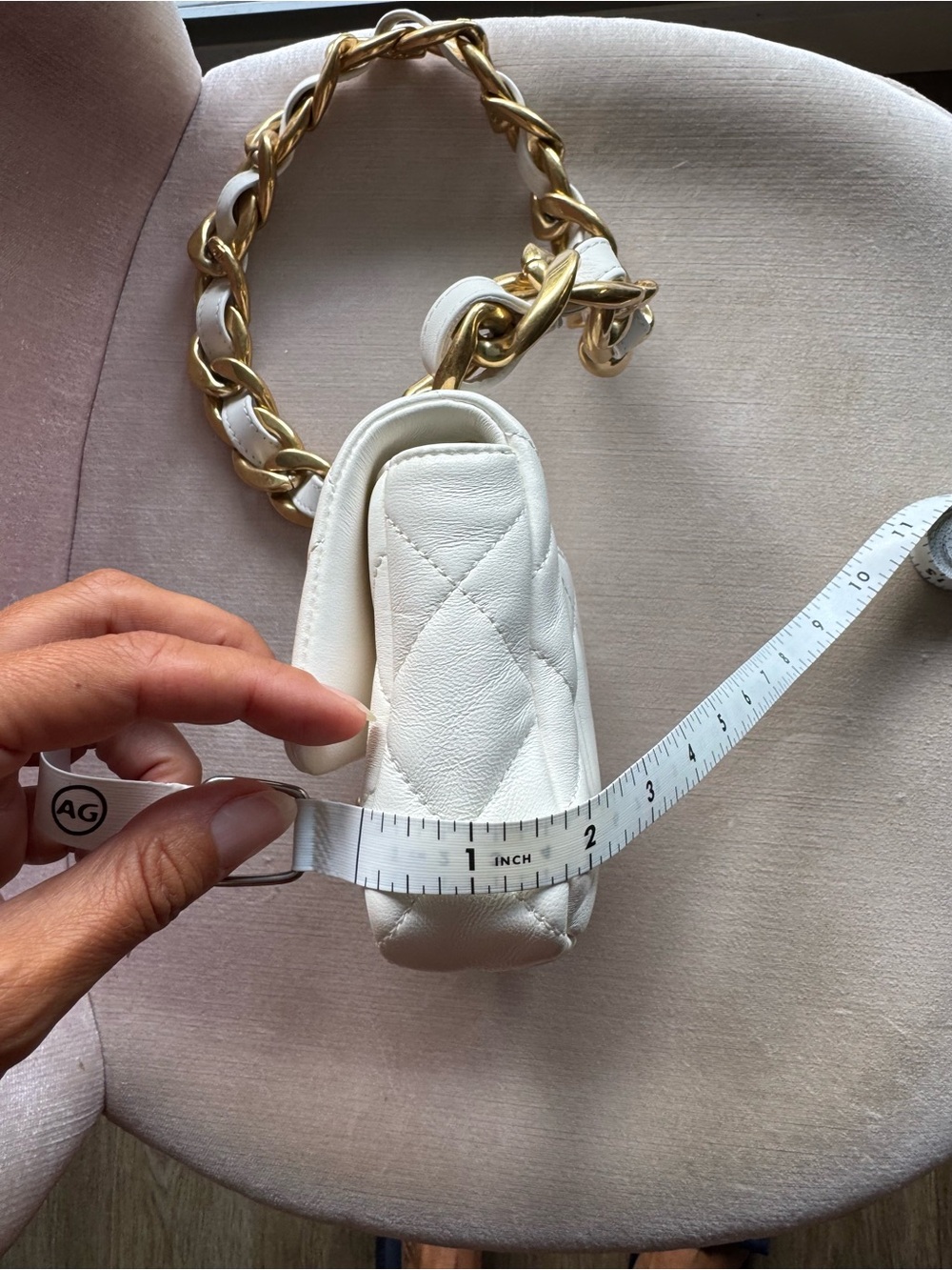 CHANEL White Quilted Leather Shoulder Bag with Gold Hardware - Picture 16 of 16